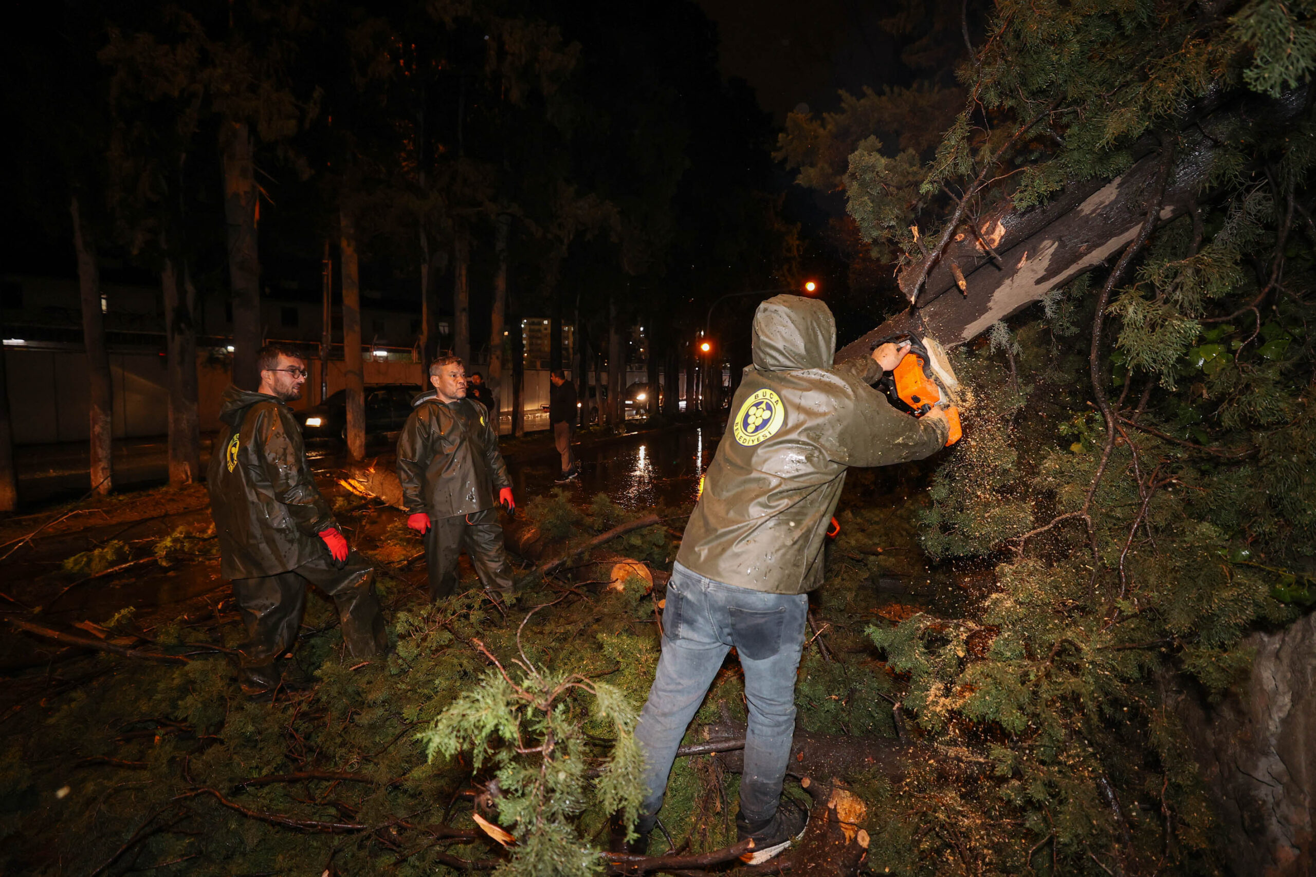 Buca Belediyesi, kent genelinde etkili olan şiddetli yağış ve fırtına