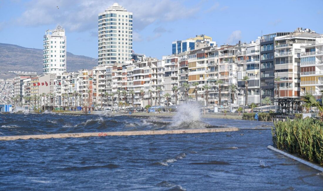 İzmir Büyükşehir Belediyesi tarafından Kordon’da inşa edilen geçici fırtına duvarı,