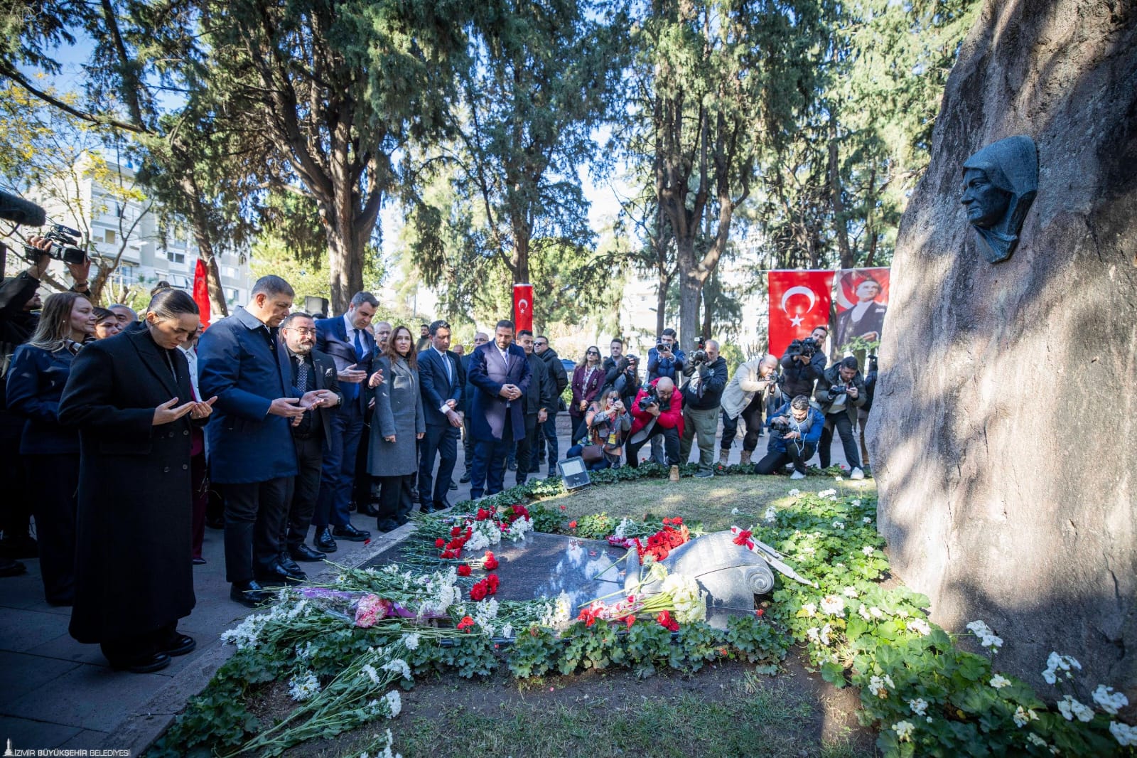 Türkiye Cumhuriyeti’nin kurucusu Ulu Önder Gazi Mustafa Kemal Atatürk’ün İzmir’e