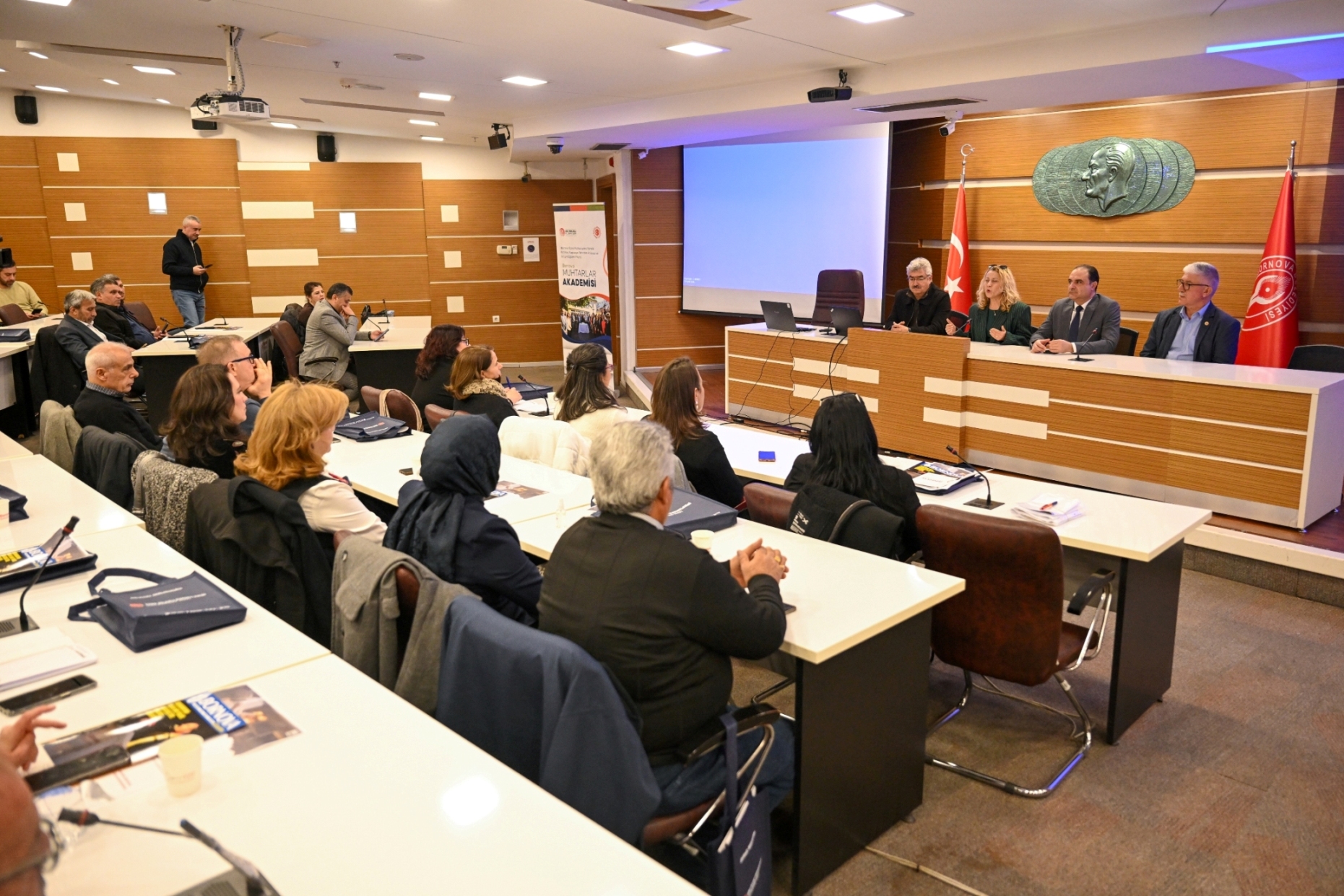 Muhtarlara akademik destek devam ediyor.