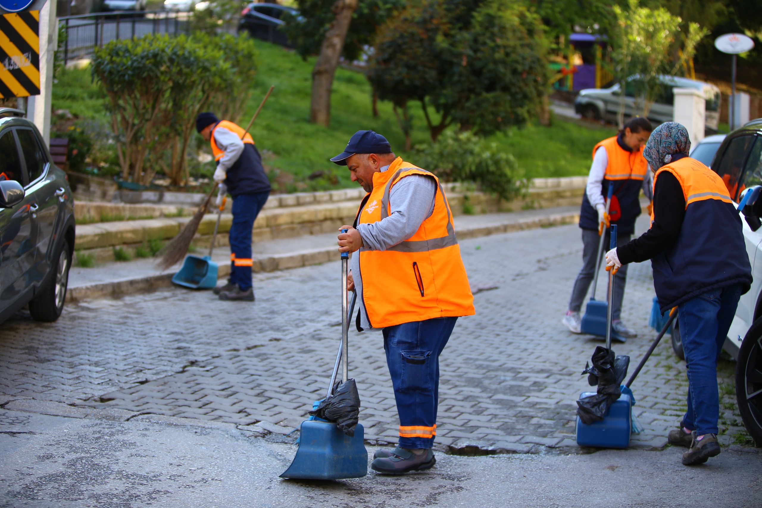 Karabağlar Belediyesi, ilçeyi daha temiz ve sağlıklı hale getirmek amacıyla