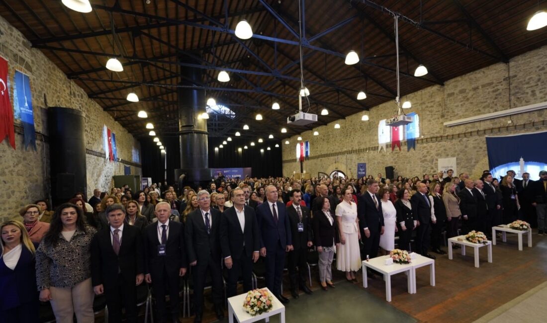 HABER/Sait TEMURİzmir’de 8 Mart Dünya Kadınlar Günü kapsamında düzenlenen “Cesaretin