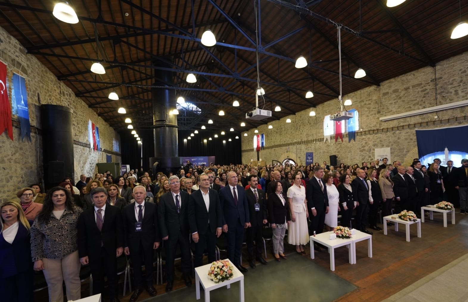 HABER/Sait TEMURİzmir’de 8 Mart Dünya Kadınlar Günü kapsamında düzenlenen “Cesaretin