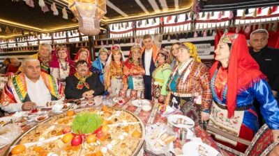HABER/Sait TEMURİzmir Büyükşehir Belediye Başkanı Dr. Cemil Tugay ve eşi