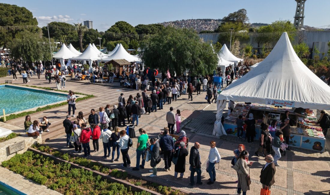 Kültürpark’ta düzenlenen İZKİTAP – 7. İzmir Kitap Fuarı, ikinci gününde
