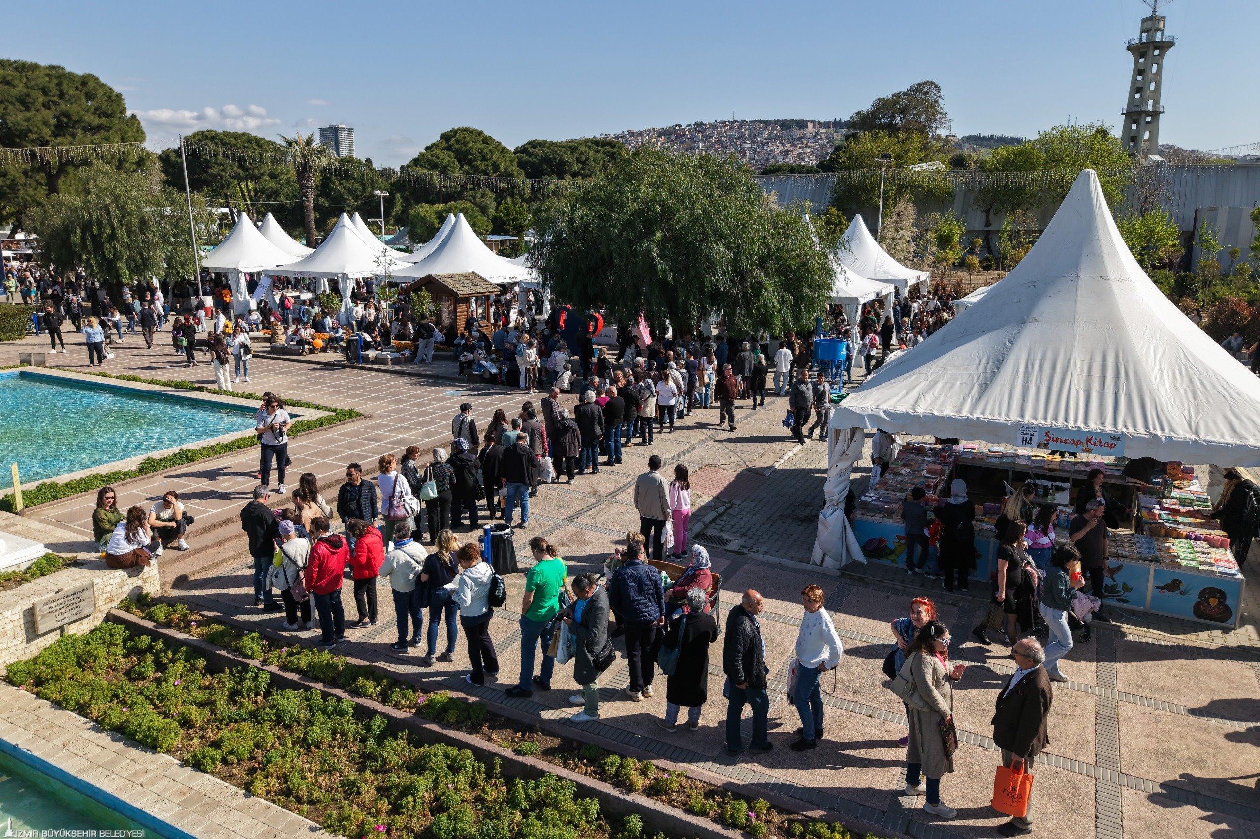 Kültürpark’ta düzenlenen İZKİTAP – 7. İzmir Kitap Fuarı, ikinci gününde