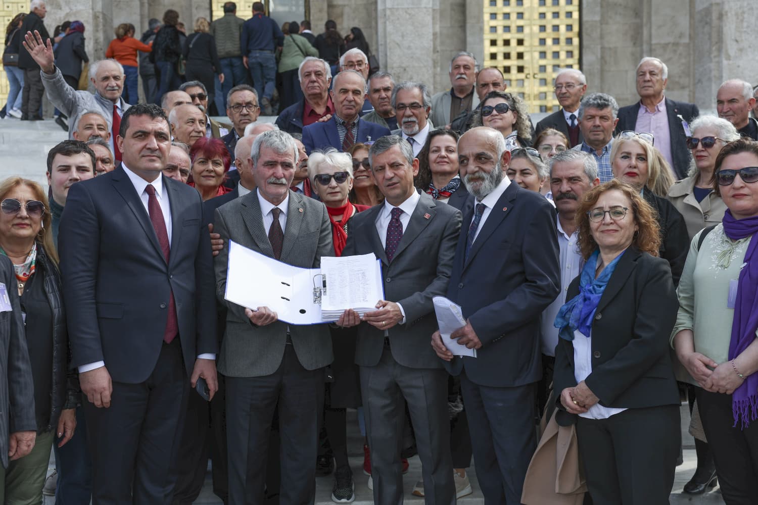 "17 milyon emeklinin hakları için 102 bin imza toplandı"