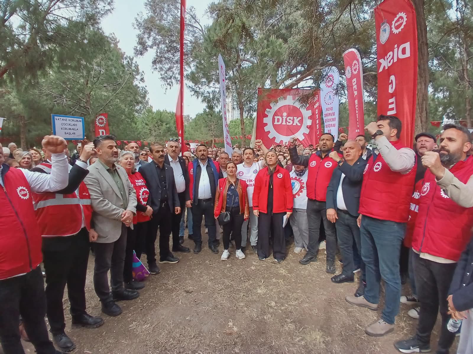 "DİSK EGE BÖLGE'DEN MİTİNG GİBİ BASIN AÇIKLAMASI"
