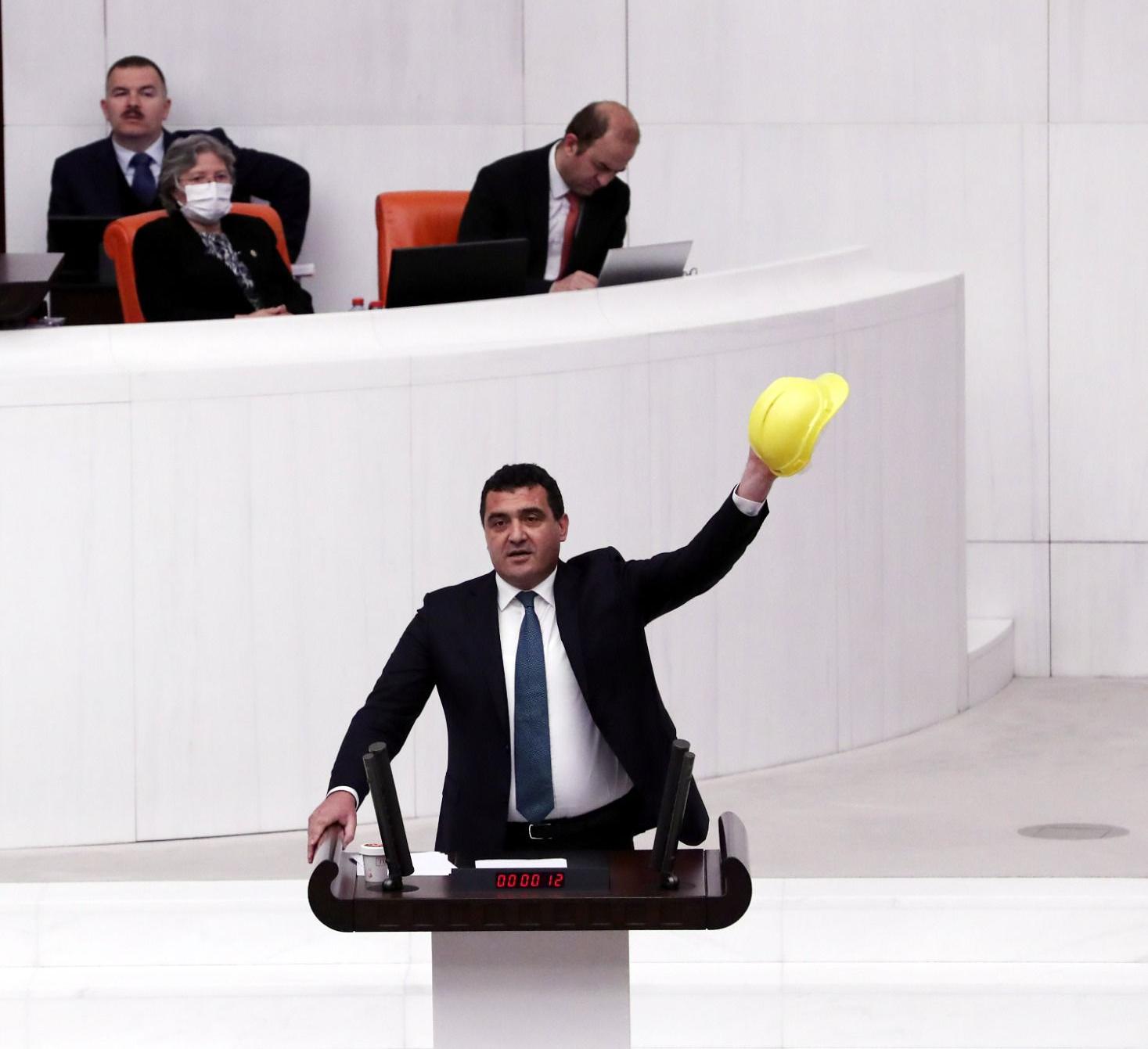 “1 MAYIS: EMEĞİN İRADESİ, AKP’NİN YARATMAK İSTEDİĞİ SÖMÜRÜ DÜZENİNE KARŞI