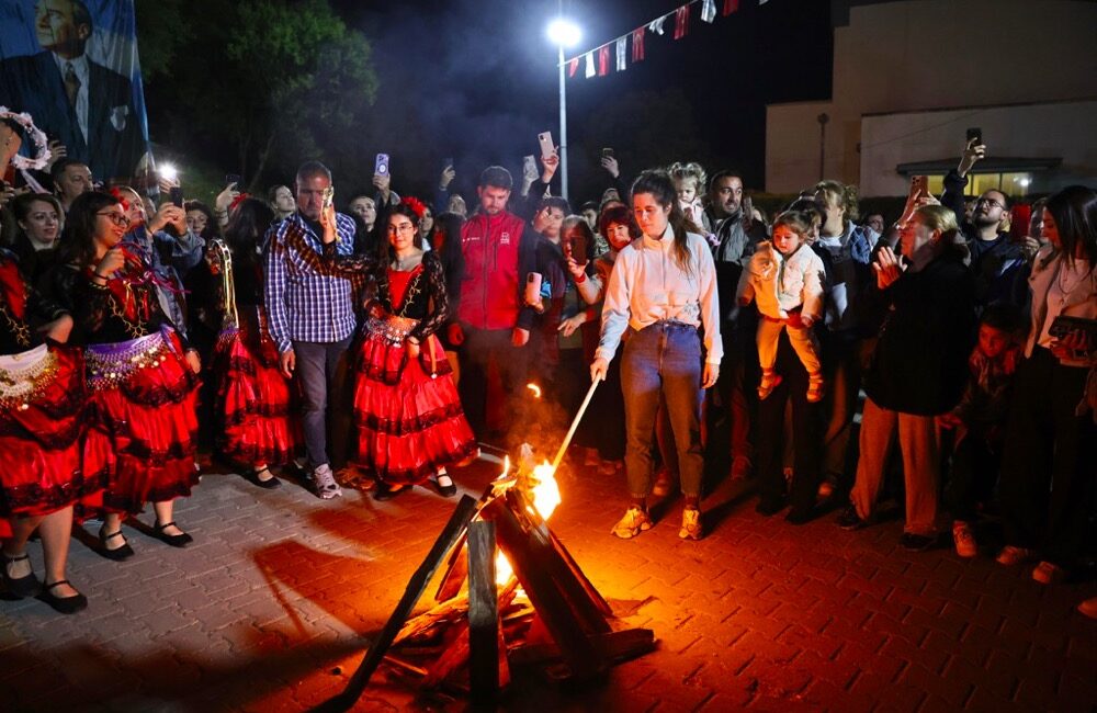 Çeşme Belediye Başkanı Lâl Denizli, üç ayrı noktada Hıdırellez ateşlerini