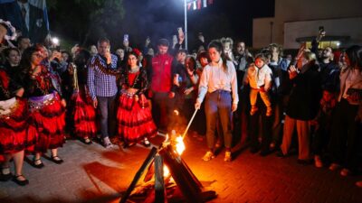 Çeşme Belediye Başkanı Lâl Denizli, üç ayrı noktada Hıdırellez ateşlerini