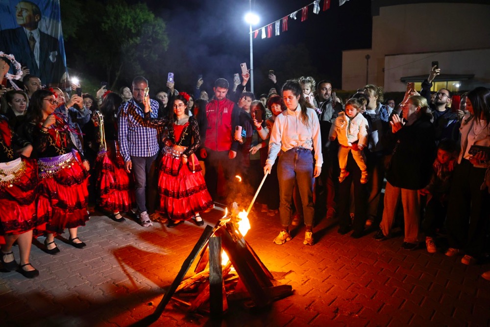 Çeşme Belediye Başkanı Lâl Denizli, üç ayrı noktada Hıdırellez ateşlerini