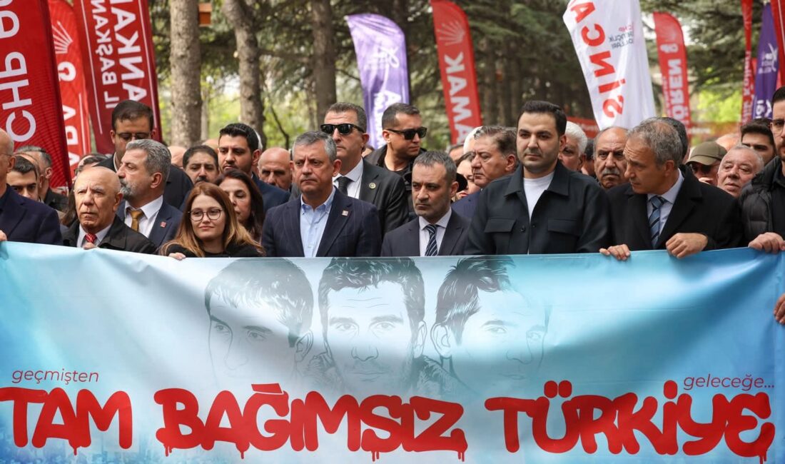 HABER/Sait TEMURCumhuriyet Halk Partisi Genel Başkanı Özgür Özel, Karşıyaka Mezarlığı’nda