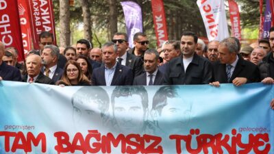 HABER/Sait TEMURCumhuriyet Halk Partisi Genel Başkanı Özgür Özel, Karşıyaka Mezarlığı’nda