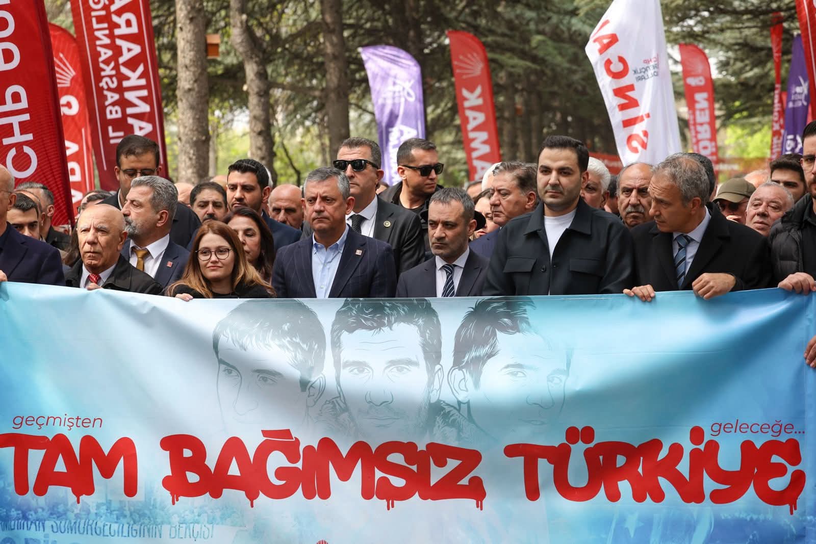 HABER/Sait TEMURCumhuriyet Halk Partisi Genel Başkanı Özgür Özel, Karşıyaka Mezarlığı’nda