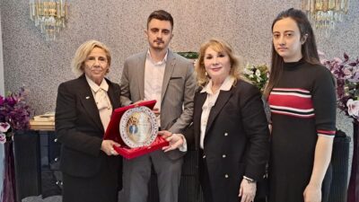 "Yılın Kahraman Annesi" Plaketi Ayla Kara’nın Çocuklarına teslim edildi.