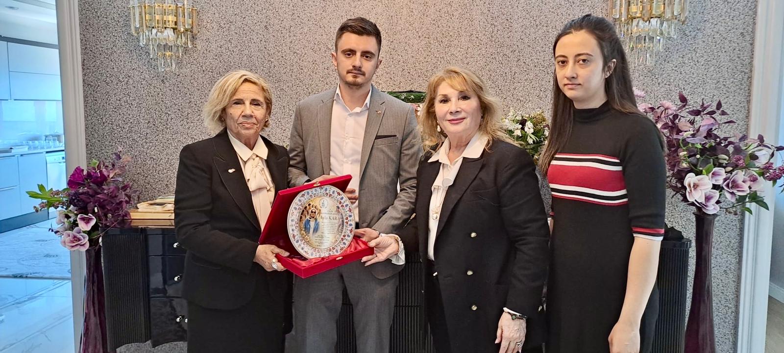 "Yılın Kahraman Annesi" Plaketi Ayla Kara’nın Çocuklarına teslim edildi.