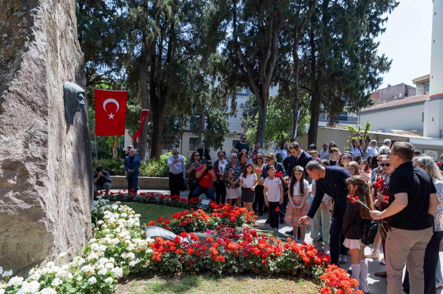 HABER/Sait TEMURİzmir Büyükşehir Belediye Başkanı Dr. Cemil Tugay, Karşıyaka’da bulunan