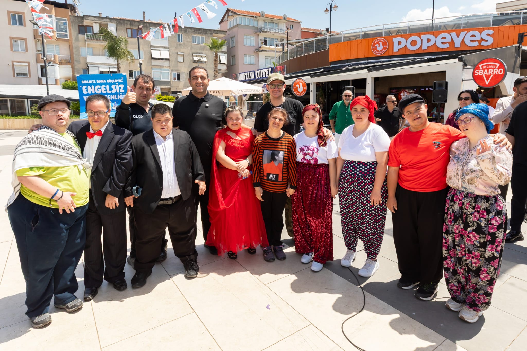 HABER/Sait TEMURNarlıdere Belediyesi’nin Engelliler Haftası kapsamında düzenlediği “Engelsiz Yaşam Şenliği”,