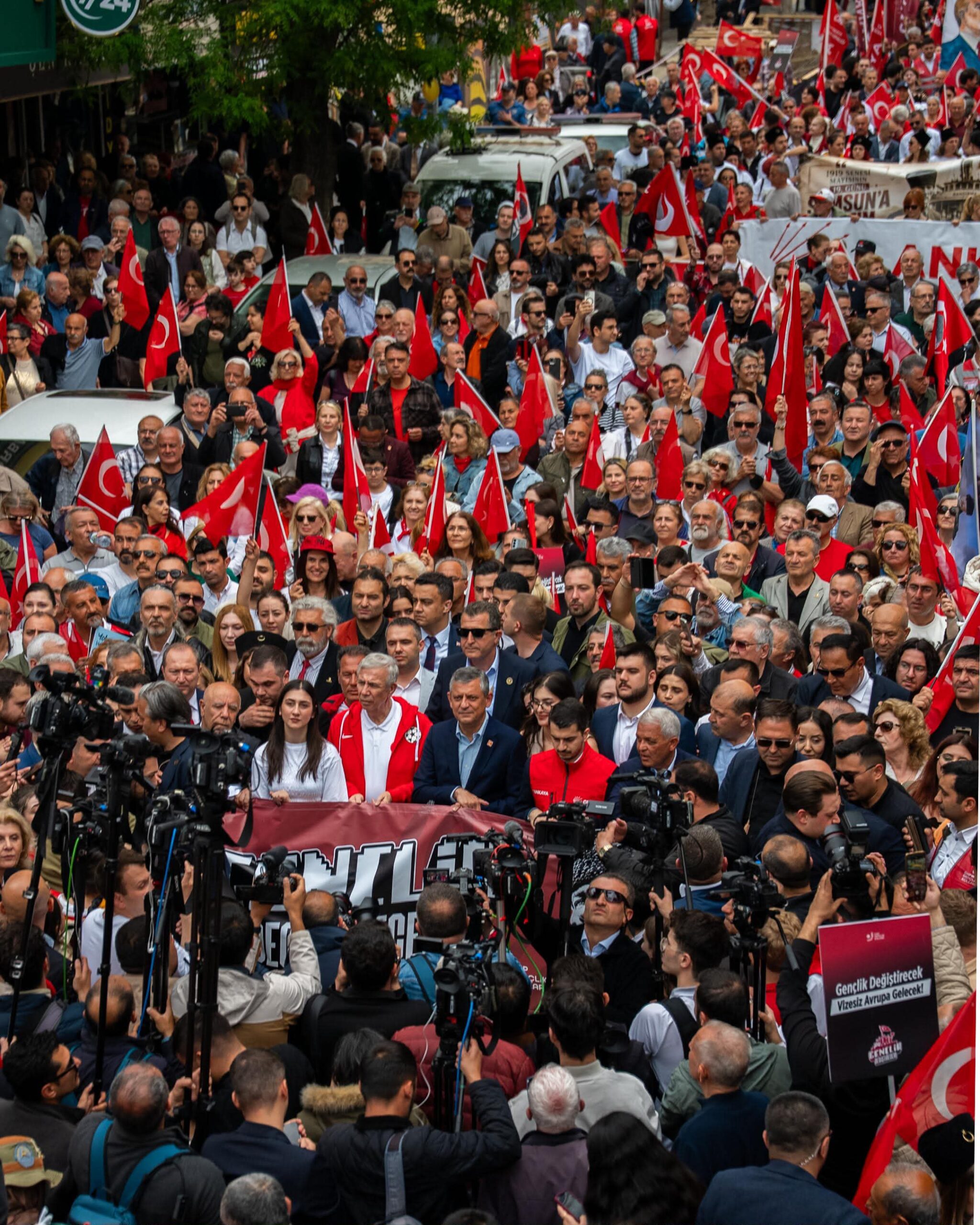 HABER/Sait TEMURCumhuriyet Halk Partisi Genel Başkanı Özgür Özel, gençlik kollarının
