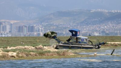 İzmir Körfezi’nde özellikle Gediz Nehri ve Ağıl Deresi üzerinden taşınan