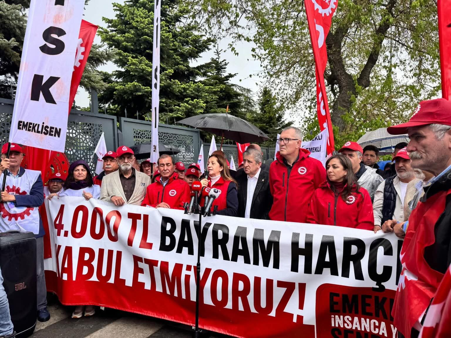 HABER/Sait TEMURDevrimci Srdndikalar Konfederasyonu (DİSK) Emeklilere sahip çıtı. “DİSK EMEKLİLER