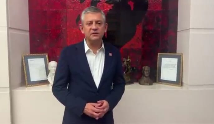 HABER/Sait TEMURGüvenlik güçleri kapıları kırarak parti binasına girdiği sırada Özgür
