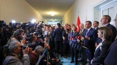 HABER/Sait TEMURCumhuriyet Halk Partisi Lideri Özgür Özel, TBMM’deki makamında DEM