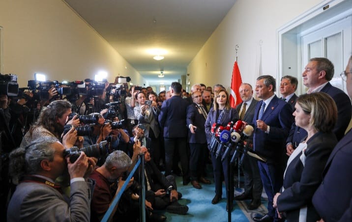 HABER/Sait TEMURCumhuriyet Halk Partisi Lideri Özgür Özel, TBMM’deki makamında DEM