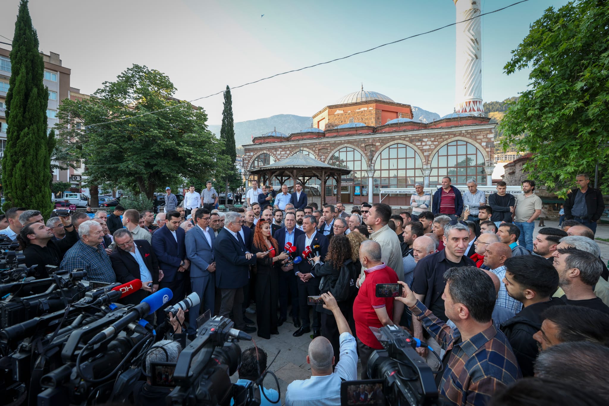 HABER/Sait TEMURCumhuriyet Halk Partisi Lideri Özgür Özel, Bayramı memleketi Manisa’da