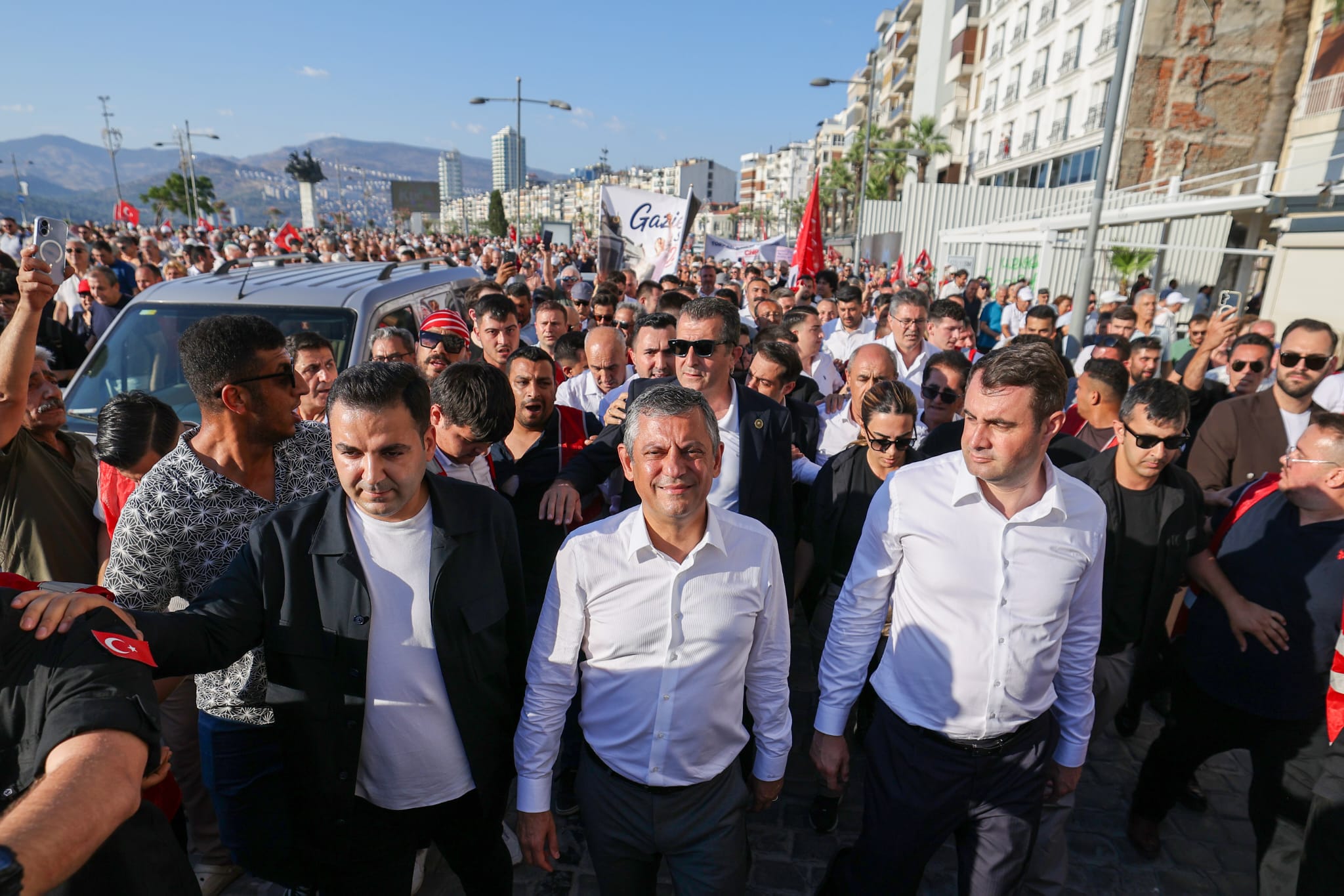 Ege Kritik/Sait TEMUR Cumhuriyet Halk Partisi’nin “Seçilmiş” Genel Başkanı Özgür