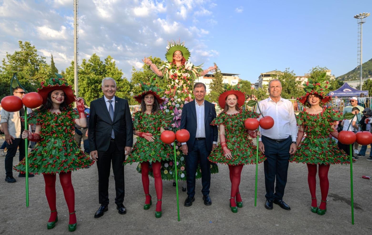 HABER/Sait TEMURKemalpaşa’da vatandaşlarla ve esnafla buluşan İzmir Büyükşehir Belediye Başkanı