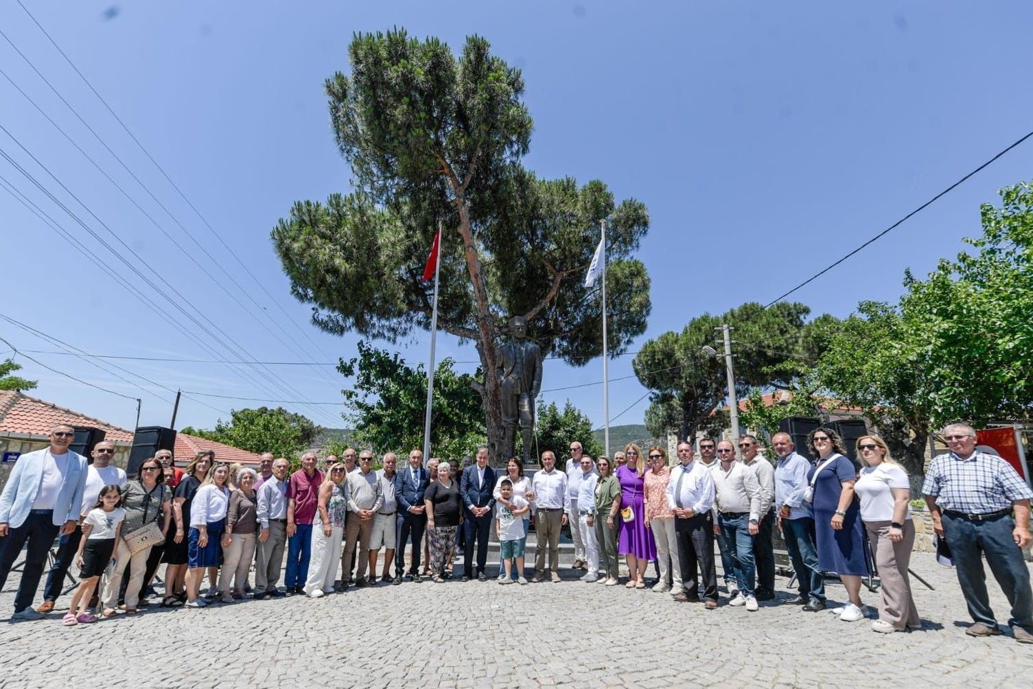 HABER/Sait TEMURİzmir Büyükşehir Belediye Başkanı Dr. Cemil Tugay, Foça Yeniköy