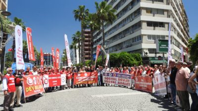 HABER/Sait TEMURDİSK’e bağlı Devrimci Emekliler Sendikası İzmir Şubeleri Konak meydanındaydı.