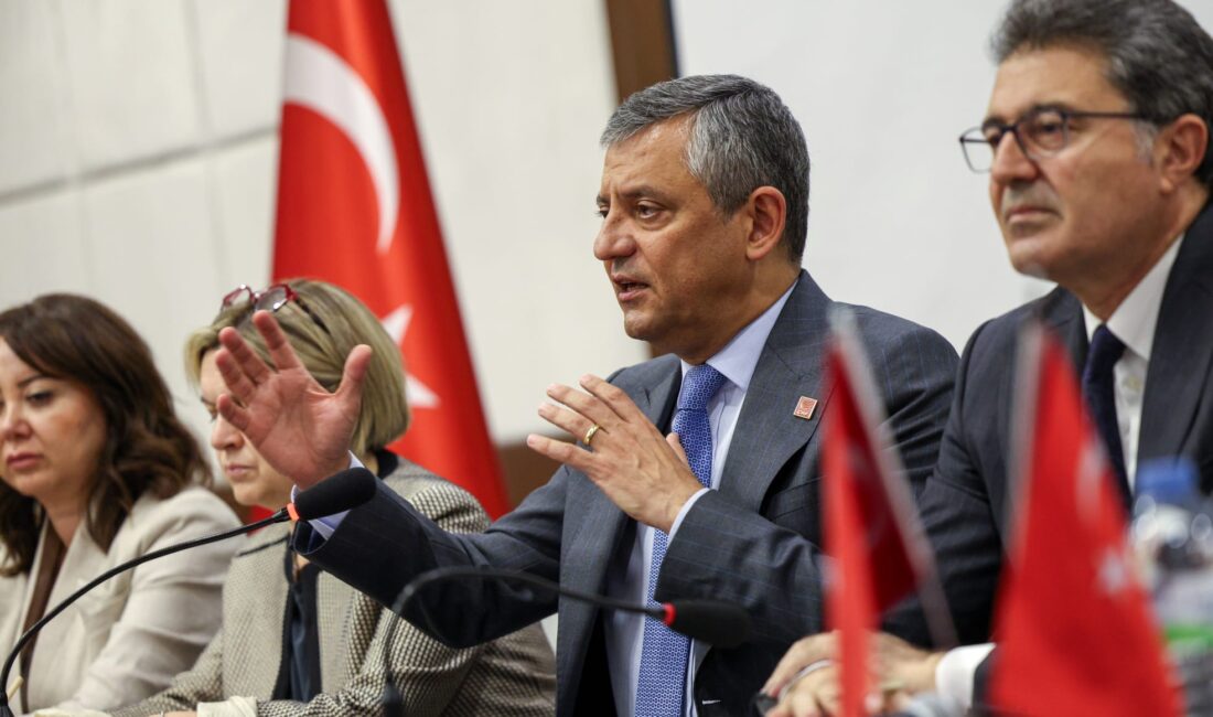 HABER/Sait TEMURCumhuriyet Halk Partisi Lideri Özgür Özel, partisinin il başkanlarıyla
