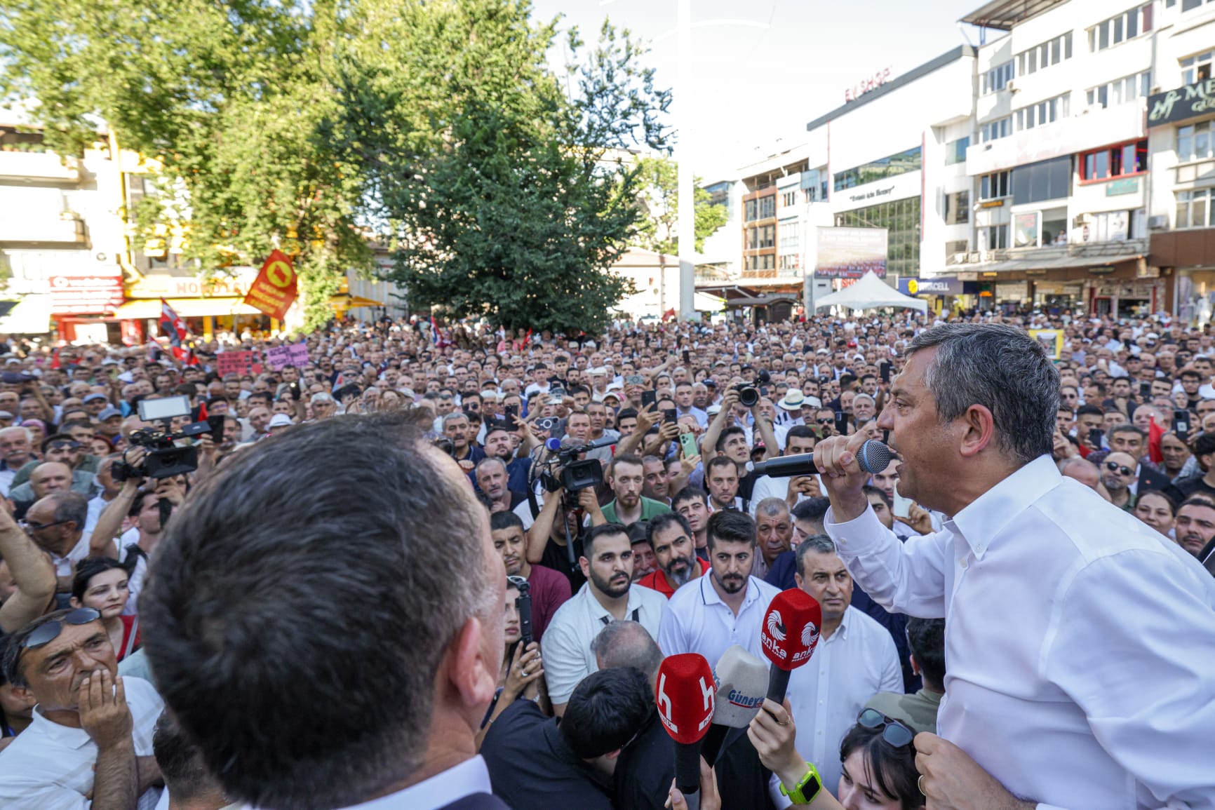 Ege Kritik/Sait TEMURCumhuriyet Halk Partisi lideri Özgür Özel, Gaziantep’teki yoğun