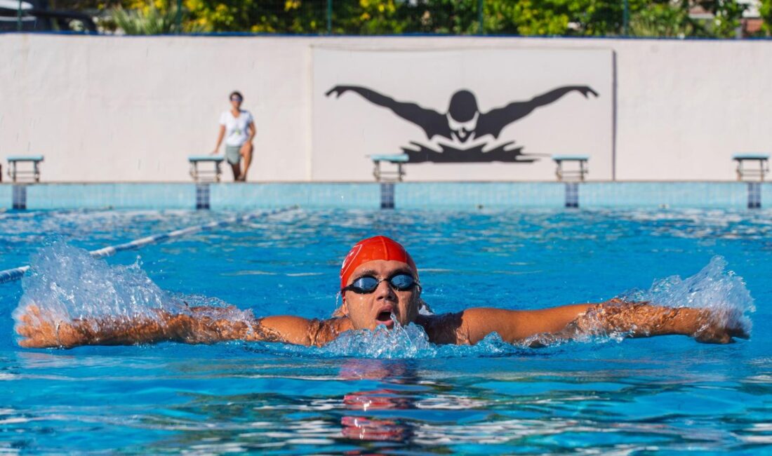 İzmir Büyükşehir Belediyesi’nin 23 yaşındaki otizmli yüzme sporcusu Tuna Tunca