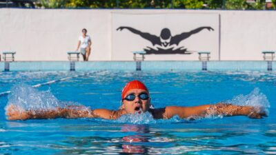İzmir Büyükşehir Belediyesi’nin 23 yaşındaki otizmli yüzme sporcusu Tuna Tunca