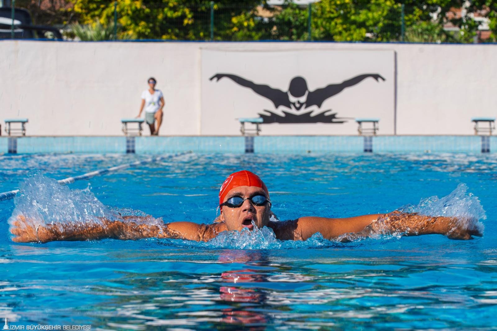 İzmir Büyükşehir Belediyesi’nin 23 yaşındaki otizmli yüzme sporcusu Tuna Tunca