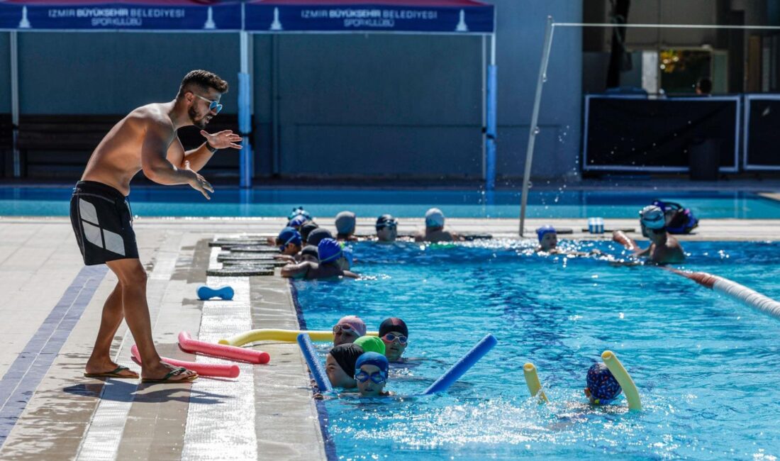 İzmir Büyükşehir Belediyesi'nin yaz spor okulları kapsamında düzenlediği yüzme eğitimleri