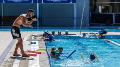 İzmir Büyükşehir Belediyesi'nin yaz spor okulları kapsamında düzenlediği yüzme eğitimleri