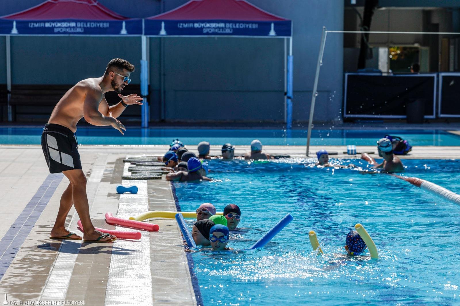 İzmir Büyükşehir Belediyesi'nin yaz spor okulları kapsamında düzenlediği yüzme eğitimleri