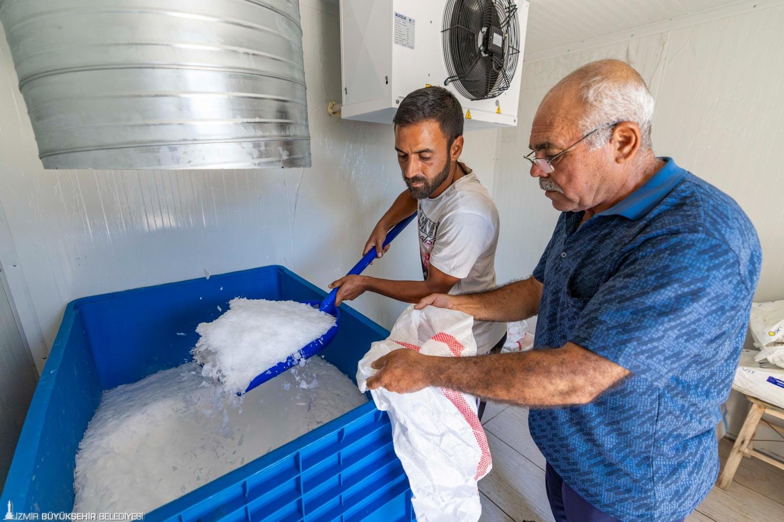 Kooperatiflere kazandırılan yaprak buz makineleri sayesinde kıyı balıkçıları hem zamandan