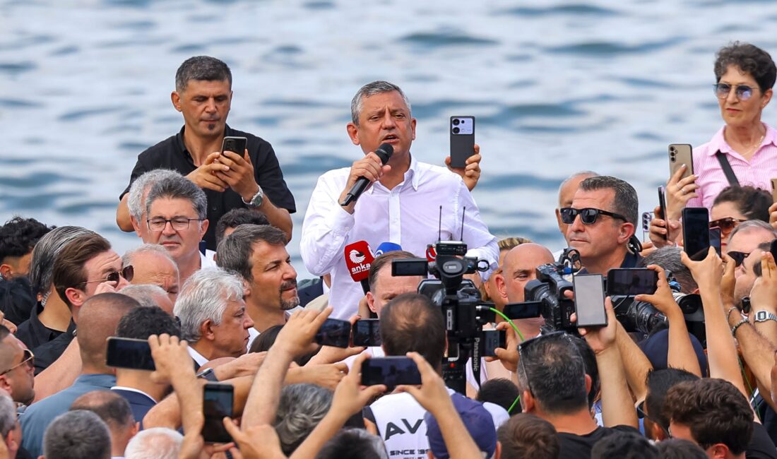 Ege Kritik/Sait TEMURCumhuriyet Halk Partisi lideri Özgür Özel, Zonguldak’ta esnaf