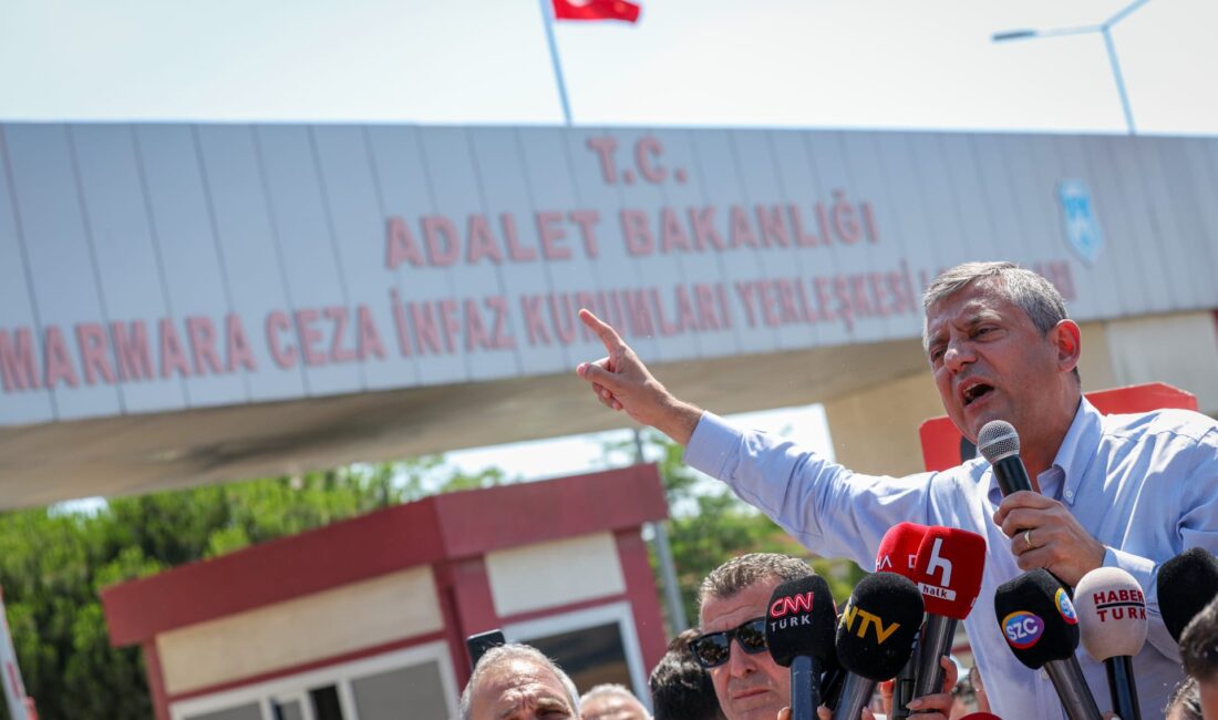 Ege Kritik/Sait TEMURCumhuriyet Halk Partisi lideri Özgür Özel, Cumhurbaşkanı adayı
