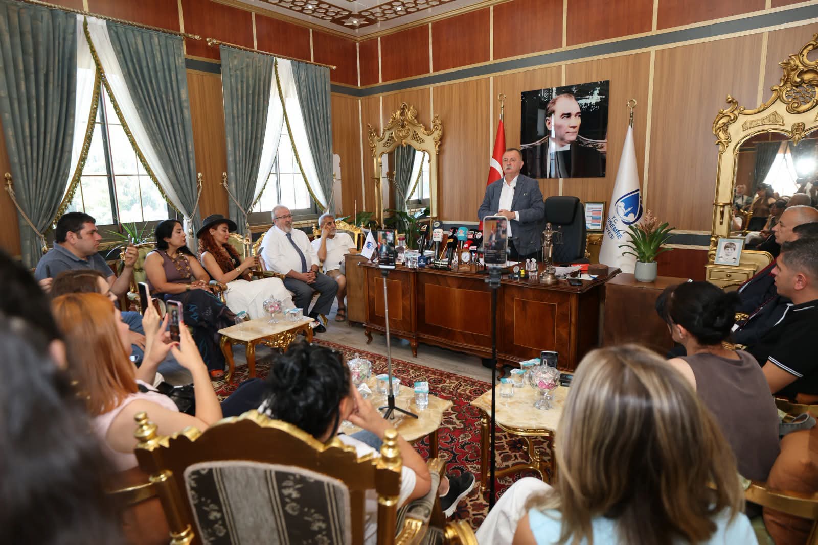 Ege Kritik/Sait TEMURYunusemre Belediye Başkanı Semih Balaban, “Geleneksel” aylık basın