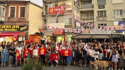 TKP Karşıyaka İlçe Binası’nı geniş katılımla açtı. Açılışta 26 yıllık