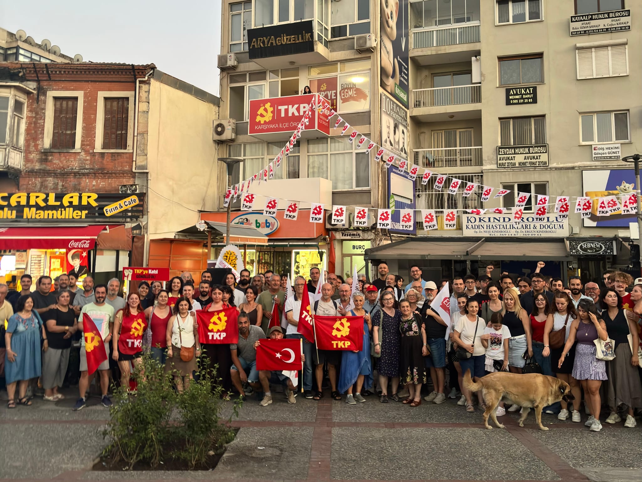 TKP Karşıyaka İlçe Binası’nı geniş katılımla açtı. Açılışta 26 yıllık