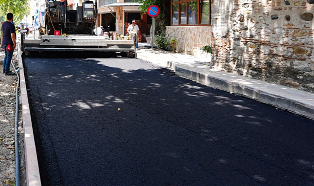 Manisa Büyükşehir Belediyesi’nin Çarşı Bulvarı’nda başlattığı yenileme çalışmaları tüm hızıyla