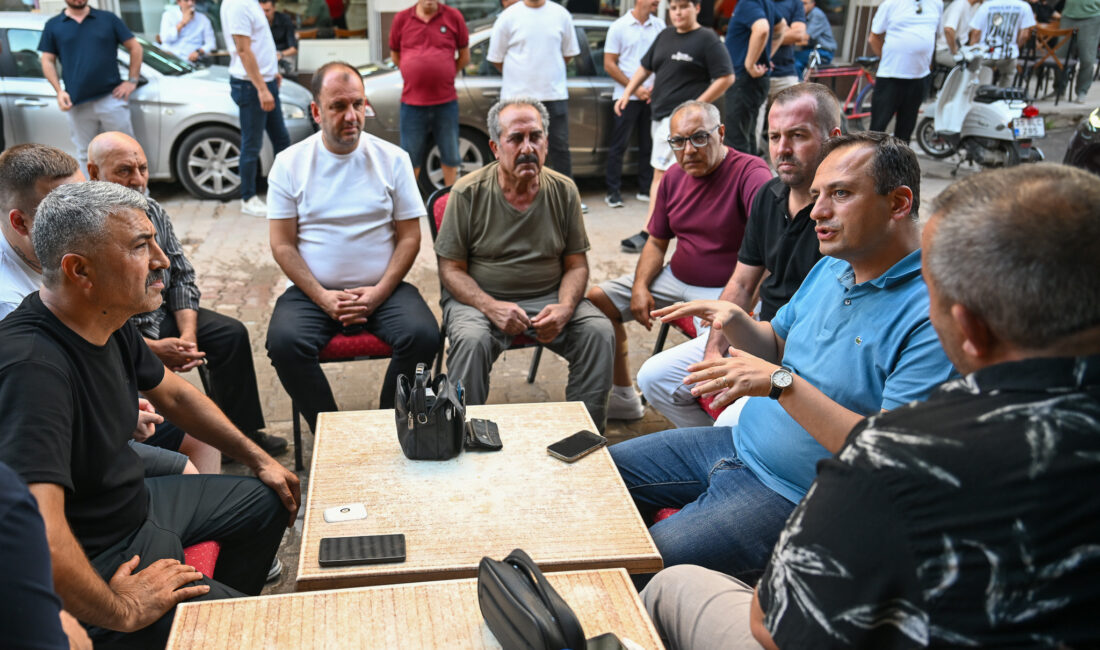Ege Kritik/Sait TEMURBornova Belediye Başkanı Ömer Eşki, Çamdibi bölgesinde esnaf